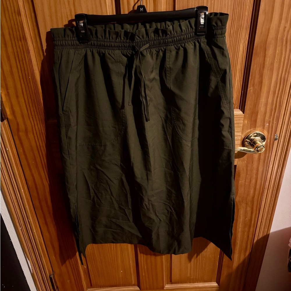 NWOT Old Navy Stretch Tech Skirt